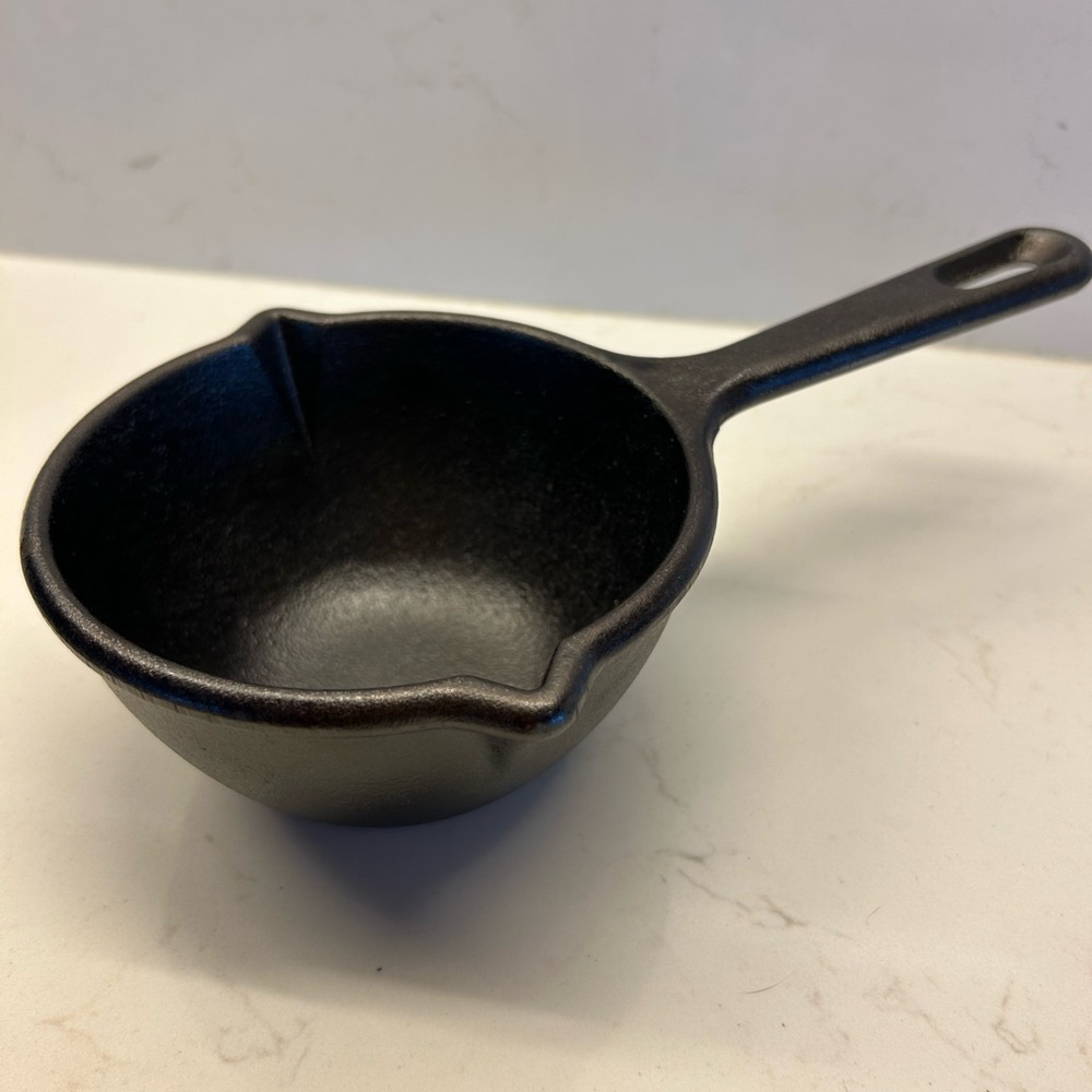 Lodge LMP3 Logic Pre-Seasoned Cast-Iron 14-Ounce Melting Pot (Black)